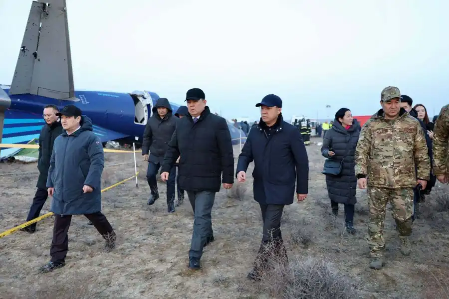 Правкомиссия Казахстана прибыла на место крушения самолета в Актау 