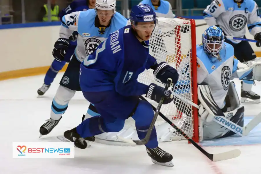 Шутов несколько раз выручил Барыс в первом периоде 