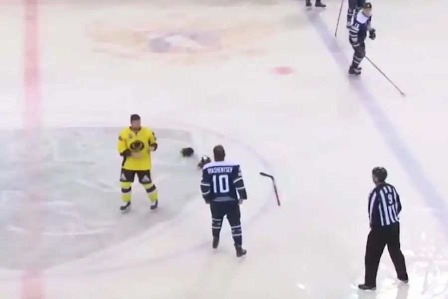 Жестокая драка ТунхузинvsРяшенцев в матча "Югра-Сарыарка" 