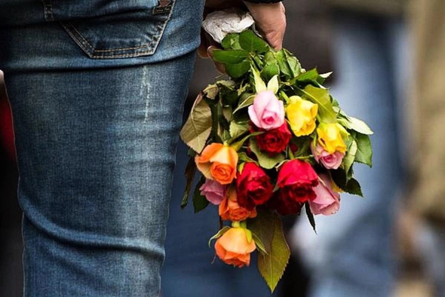 В Костанае мужчина похитил деньги и букет цветов из магазина 