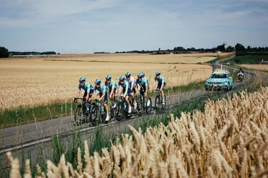 Компания XDS остаётся спонсором велокоманды «Астана» 