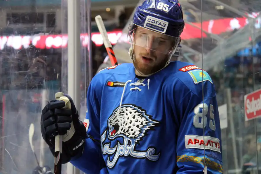 Барыс перевел защитника в список травмированных перед матчем со Спартаком 