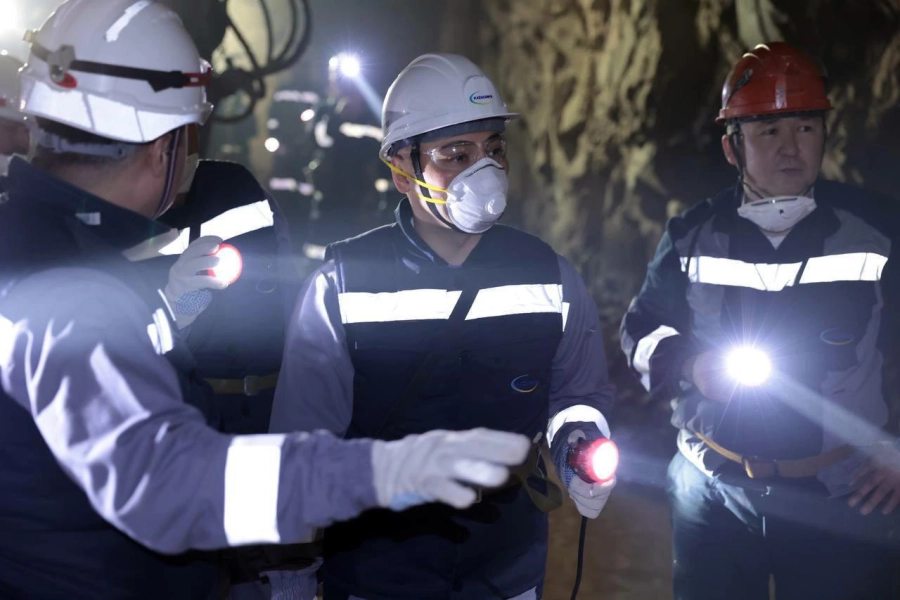 «Не хватает там воздуха»: министр Куантыров о впечатлениях от спуска в шахту на руднике 