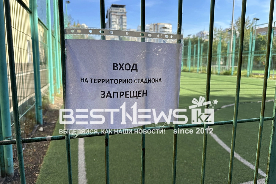 После гибели школьника на футбольном поле Астаны появилась табличка 