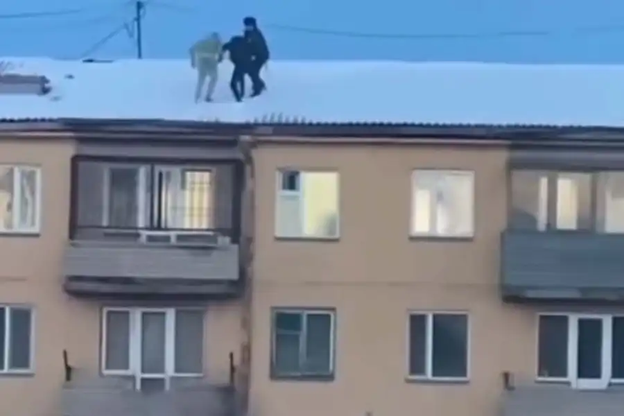 Спасли голого мужчину на крыше: полицейских наградили в Караганде 