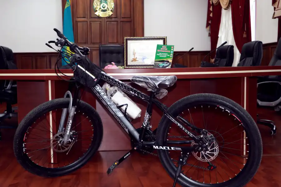 В Шымкенте мальчику-"регулировщику" подарили велосипед 