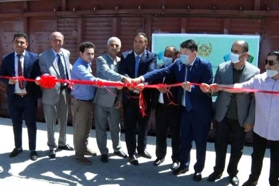 Казахстан отправил 46 вагонов гуманитарной помощи Афганистану 