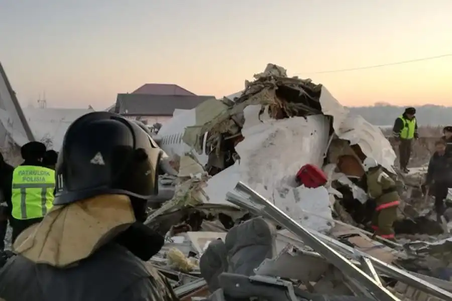 Названы две возможные причины крушения самолета в Алматы 