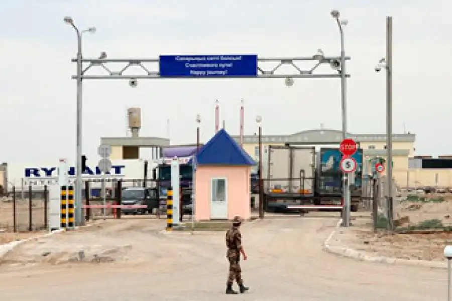 На казахстанско-узбекской границе приостановили работу пунктов пропуска 