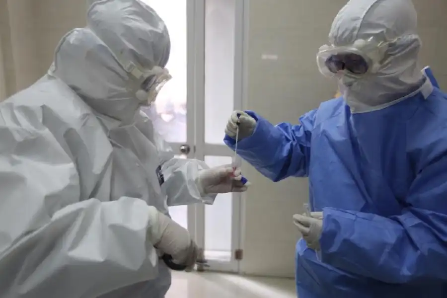 Сразу 127 медиков заразились коронавирусом в Алматы 