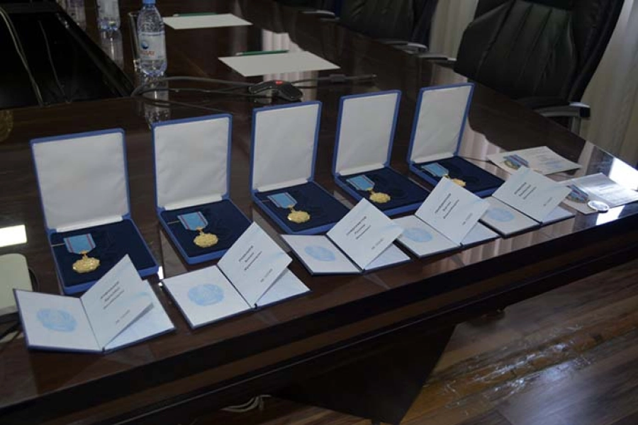 Глава МВД Казахстана наградил в Шымкенте пожарных 