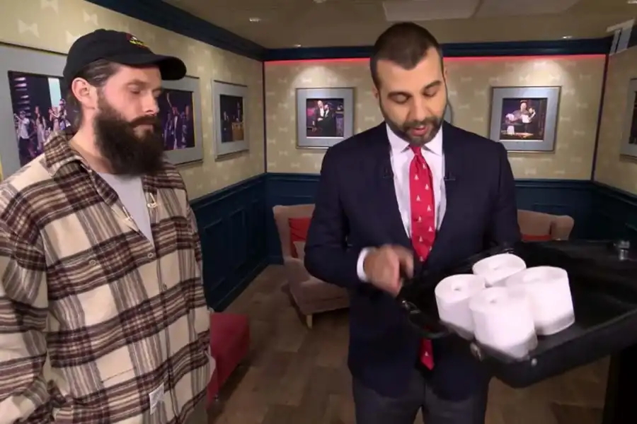 Иван Ургант потроллил людей, скупающих туалетную бумагу 