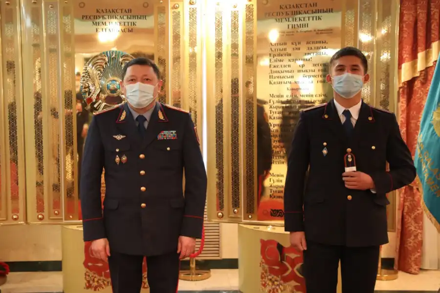 Начальник Департамента полиции Нур-Султана вручил офицерские погоны молодым сотрудникам 