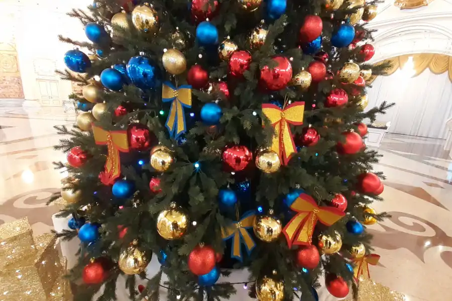 6 метров красоты и 1000 украшений: как выглядит новогодняя ёлка в Акорде 
