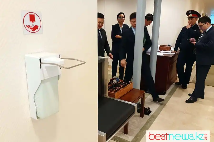 Коронавирус: министрам Казахстана предлагают дезинфицировать руки перед входом в зал 