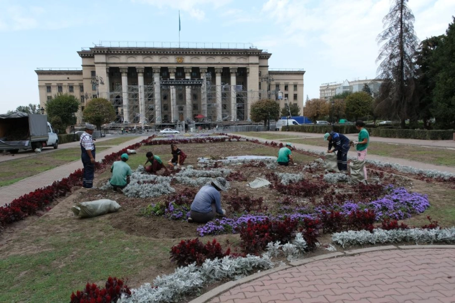 Зрители концерта на день Алматы вытоптали 94 тысяч цветов 