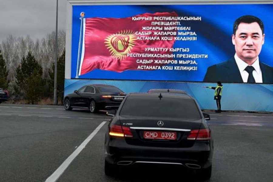 Президента Кыргызстана встретили в Астане с огромным баннером  