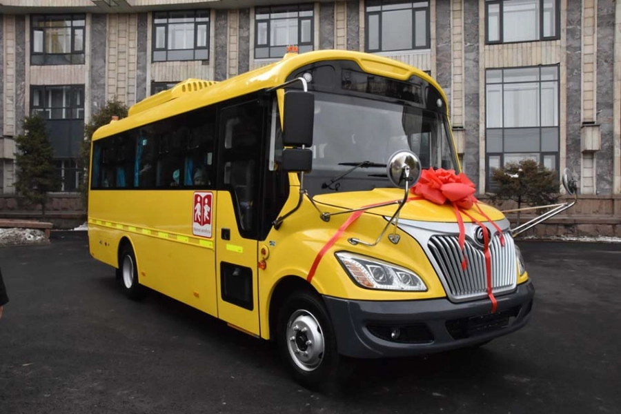 Президент Казахстана подарил школьникам в Алматы автобус 
