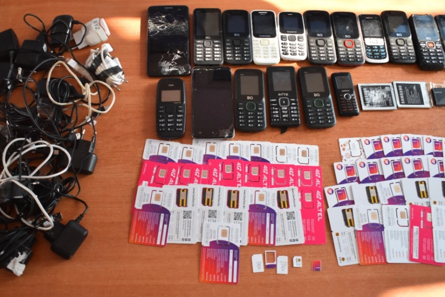 Засекли «переброс»: 17 мобильных телефонов пытались передать зэкам в ЗКО 