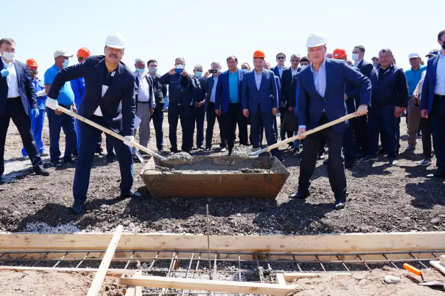 Мамин и Арипов взяли в руки лопаты и дали старт строительству в Мырзакенте 