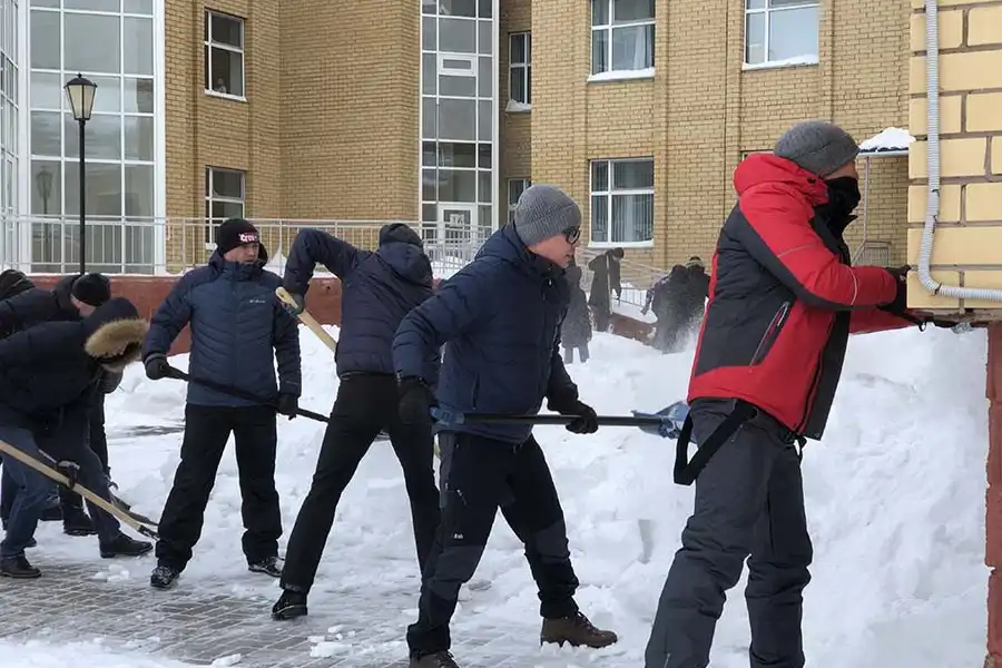 Коллектив Минюста вместе с Маратом Бекетаевым убрали снег во дворе больницы 