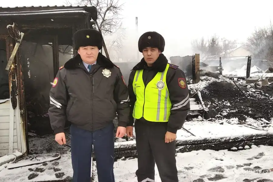 В СКО патрульные полицейские вынесли детей из горящего дома 