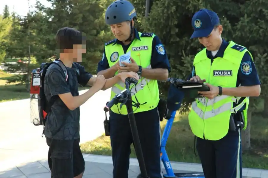 В Астане полицейские начали профилактику с водителями самокатов 